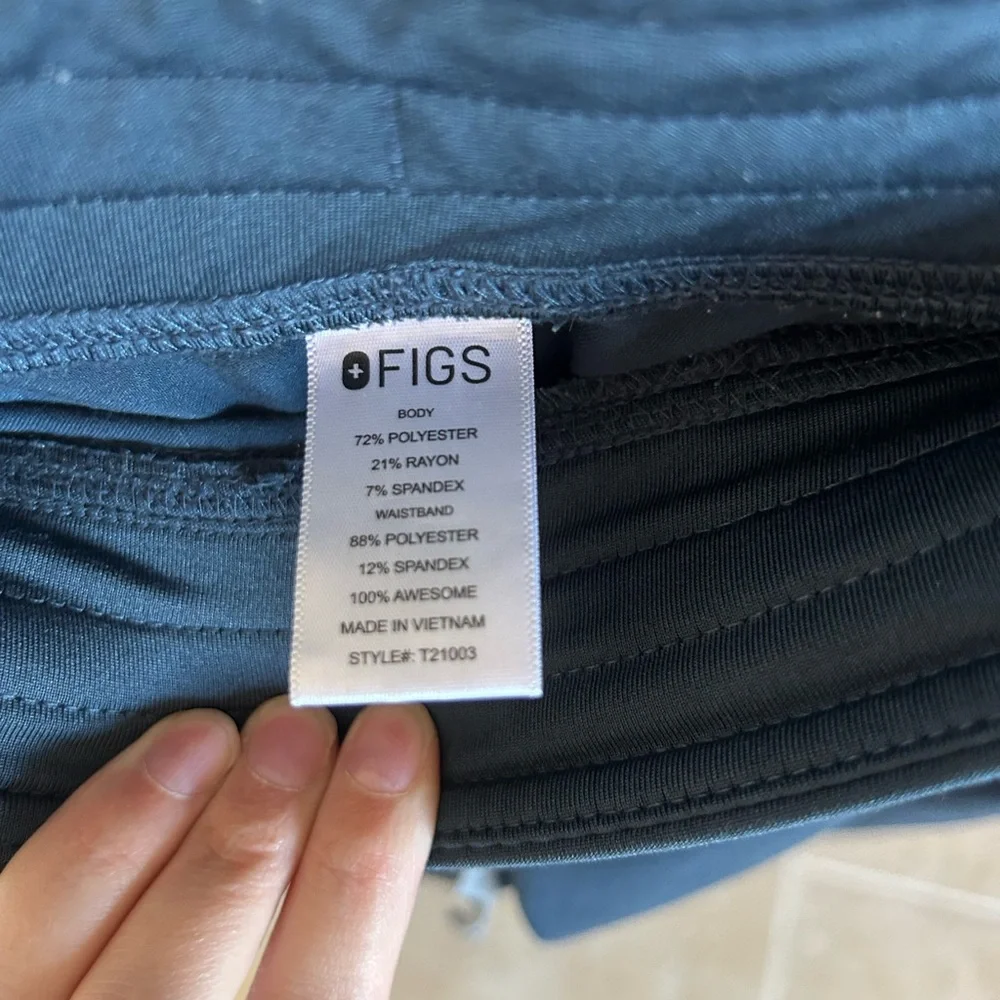 FIGS women’s scrub top and straight leg pants - dark harbor - Picture 3 of 5